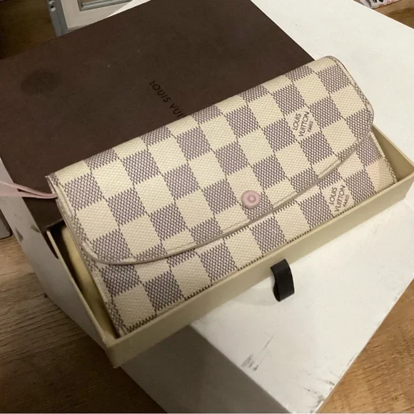 Louis Vuitton Damier Azur Emilie Wallet - Picture 3 of 7